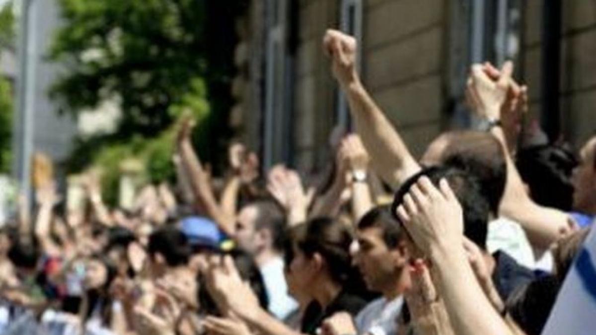 Sute de angajaţi ai Finanţelor Publice din Timiş protestează faţă de mutarea sediului instituţiei la Deva