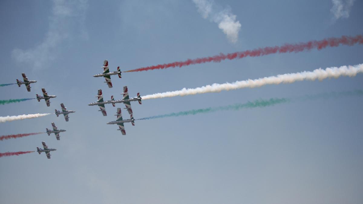 O sută de aeronave, piloţi şi paraşutişti, la cel mai mare show aerian din România - Bucharest International Air Show &amp; General Aviation Exhibition 