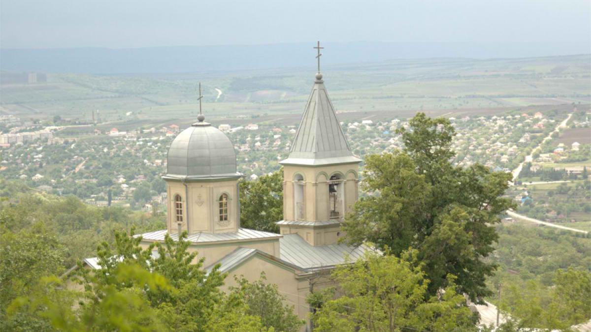 Una din cele mai frumoase mănăstiri din România, MISTUITĂ de flăcări. &quot;A rămas un morman de cenuşă&quot;