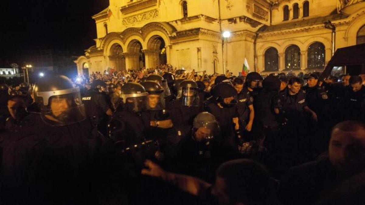 Bulgaria: Mai mulţi deputaţi şi miniştri au fost blocaţi de protestatari în clădirea parlamentului