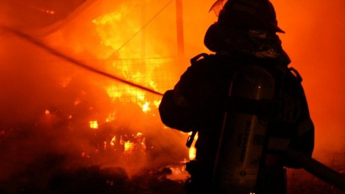 Incendiu foarte mare în zona Cişmigiu din Capitală. O femeie a murit, iar un tânar de 19 ani a fost intoxicat cu fum