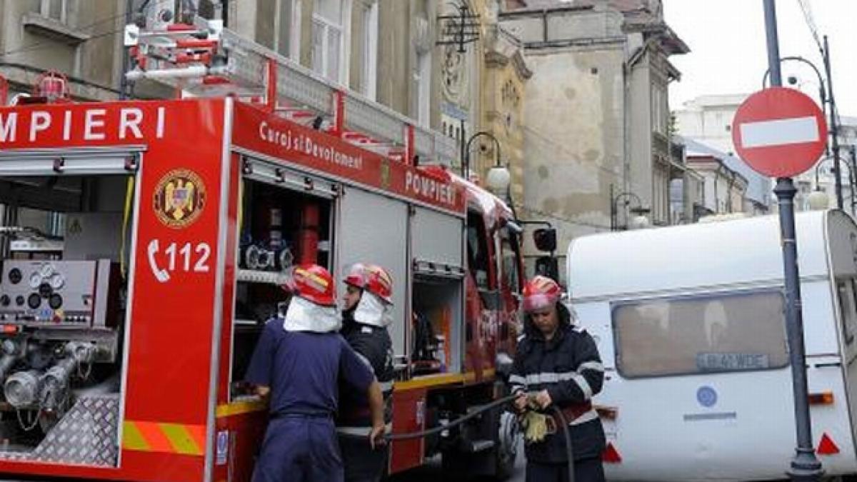 O femeie şi-a incendiat apartamentul şi a aşteptat pompierii la scară