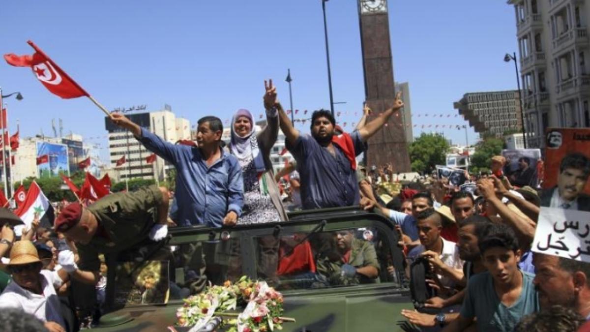 Poliţia a dispersat cu gaze lacrimogene o manifestaţie antiguvernamentală din Tunis