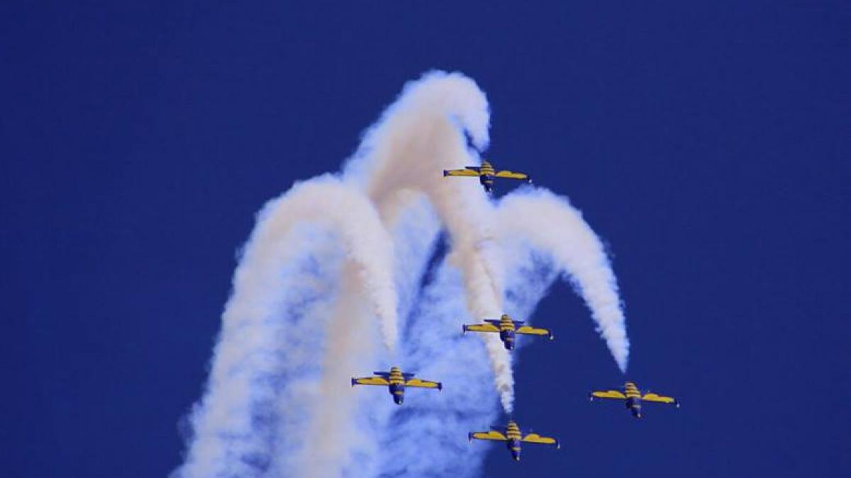 SHOW AVIATIC de zile mari. 100 de piloţi şi paraşutişti din elita acrobaţiei mondiale au evoluat deasupra Capitalei