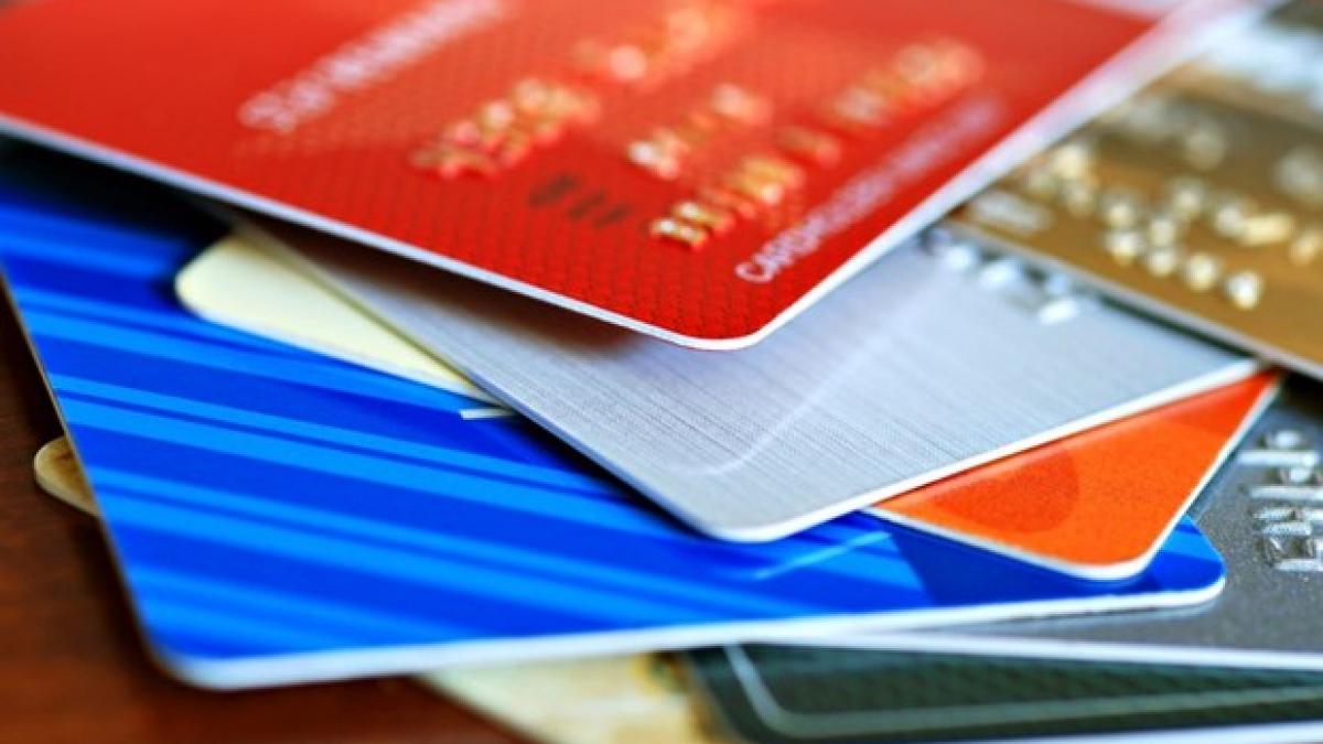 Grecia vrea să reducă TVA la cumpărăturile prin card, pentru a combate evaziunea