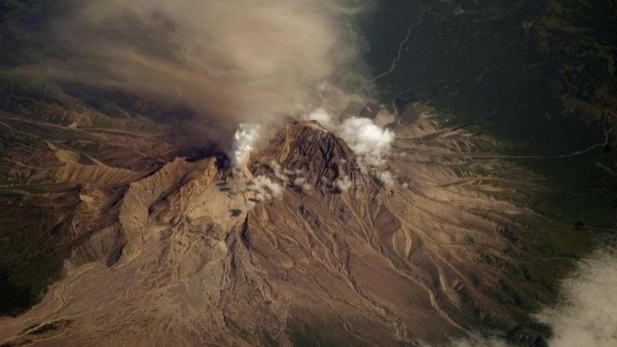 Cel mai nordic vulcan al Rusiei a erupt. Cenuşa a fost aruncată la mii de metri înălţime