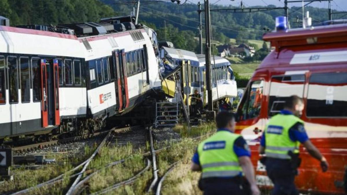 Două trenuri au intrat în coliziune în Elveţia. Cel puţin 45 de persoane au fost rănite