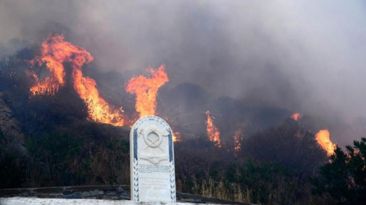 Sit arheologic în pericol. Pompierii se luptă de două zile cu incendiile de pădure din Grecia