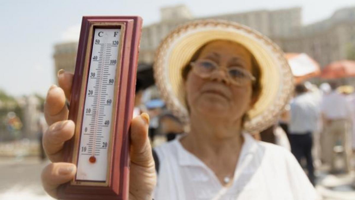 Ora 0:00, în Capitală termometrele arătau 30 de grade. Astăzi, o nouă zi de foc, în care temperaturile vor urca până la 40 de grade, la UMBRĂ