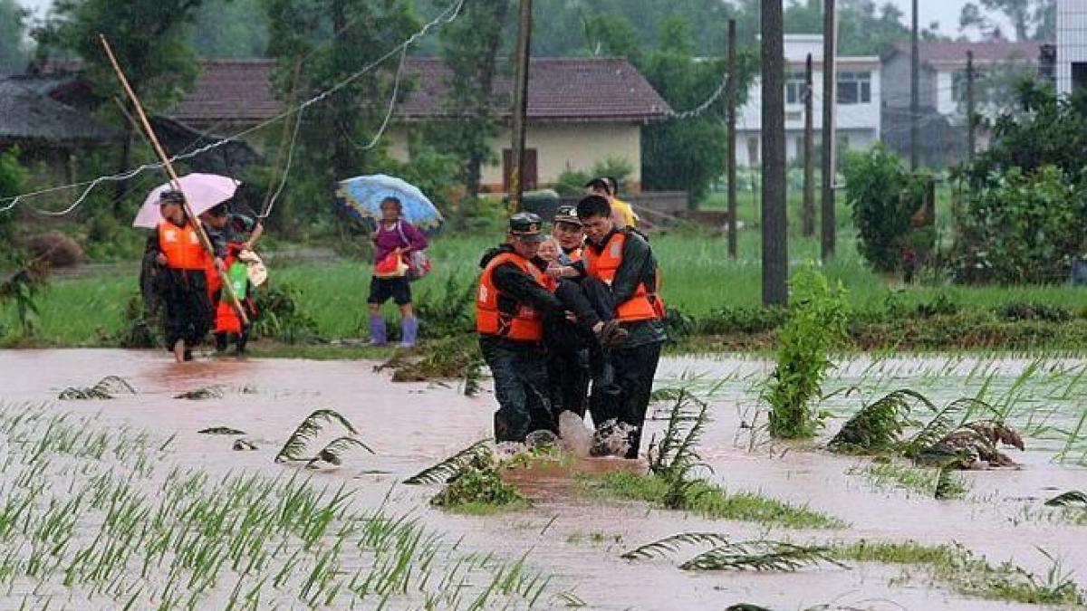 Ploile torenţiale au afectat aproape 3 milioane de chinezi