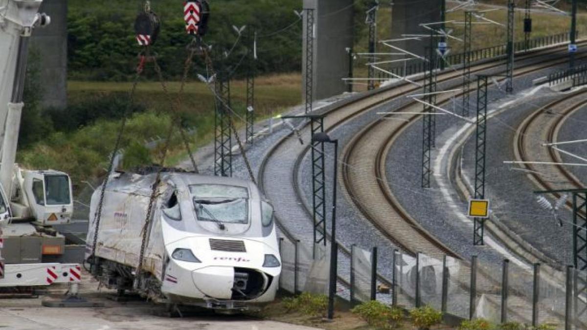 Trenul deraiat în Spania avea o viteză de 153 km/h, iar mecanicul vorbea la telefon