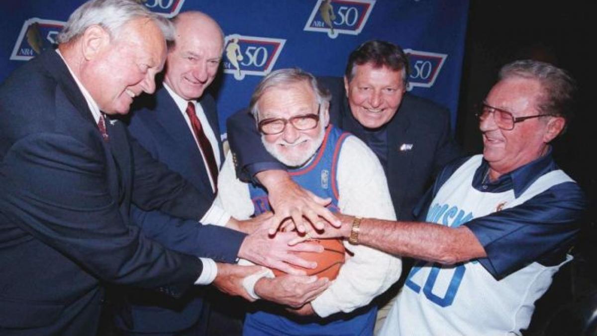 Ossie Schectman, autorul primului coş din istoria NBA, a murit la 94 de ani