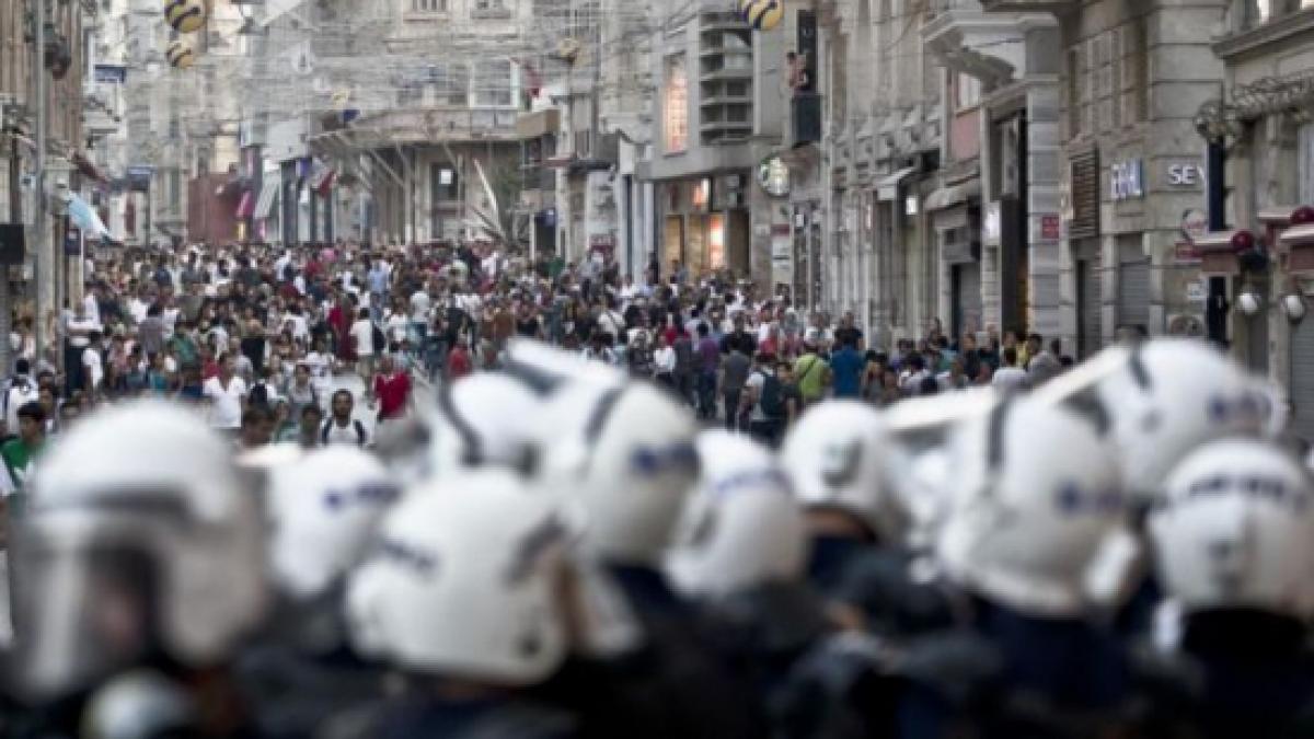 Turcia. Guvernul îi lasă fără burse pe studenţii care participă la proteste