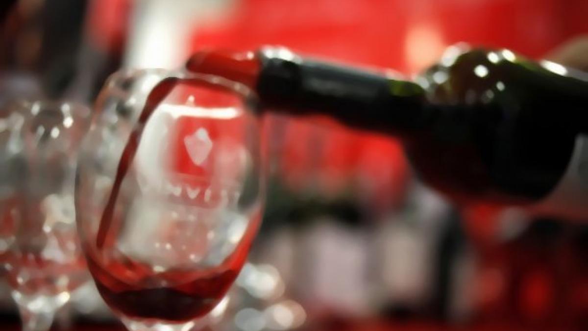 Sute de mii de litri de vin toxic au ajuns în paharele românilor