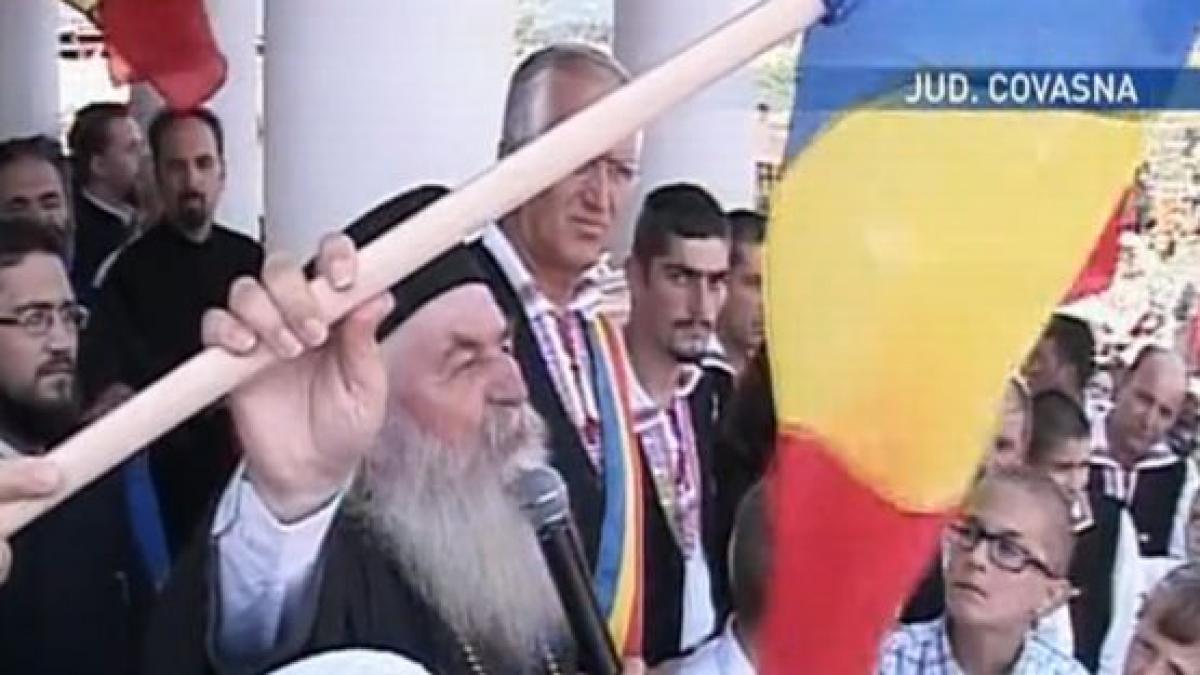 Episcopul Covasnei şi Harghitei a împărţit steaguri româneşti credincioşilor prezenţi la slujba de hram a unei mănăstriri