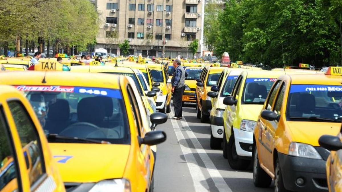 Gata cu &quot;piraţii&quot; din Gara de Nord. Taxiurile îşi vor aştepta clienţii într-o staţie oficială, al cărei administrator va fi selectat prin licitaţie 