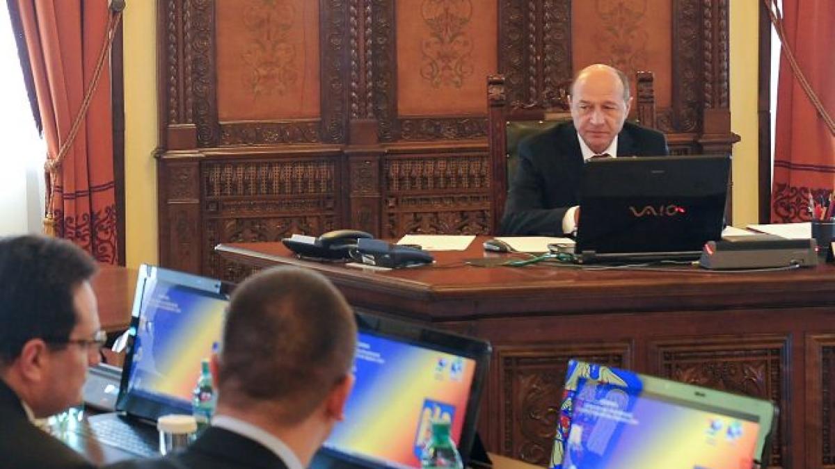 Traian Băsescu atacă din nou Guvernul pe tema privatizării CFR Marfă. Preşedintele susţine că statul român ar putea plăti despăgubiri de milioane de euro