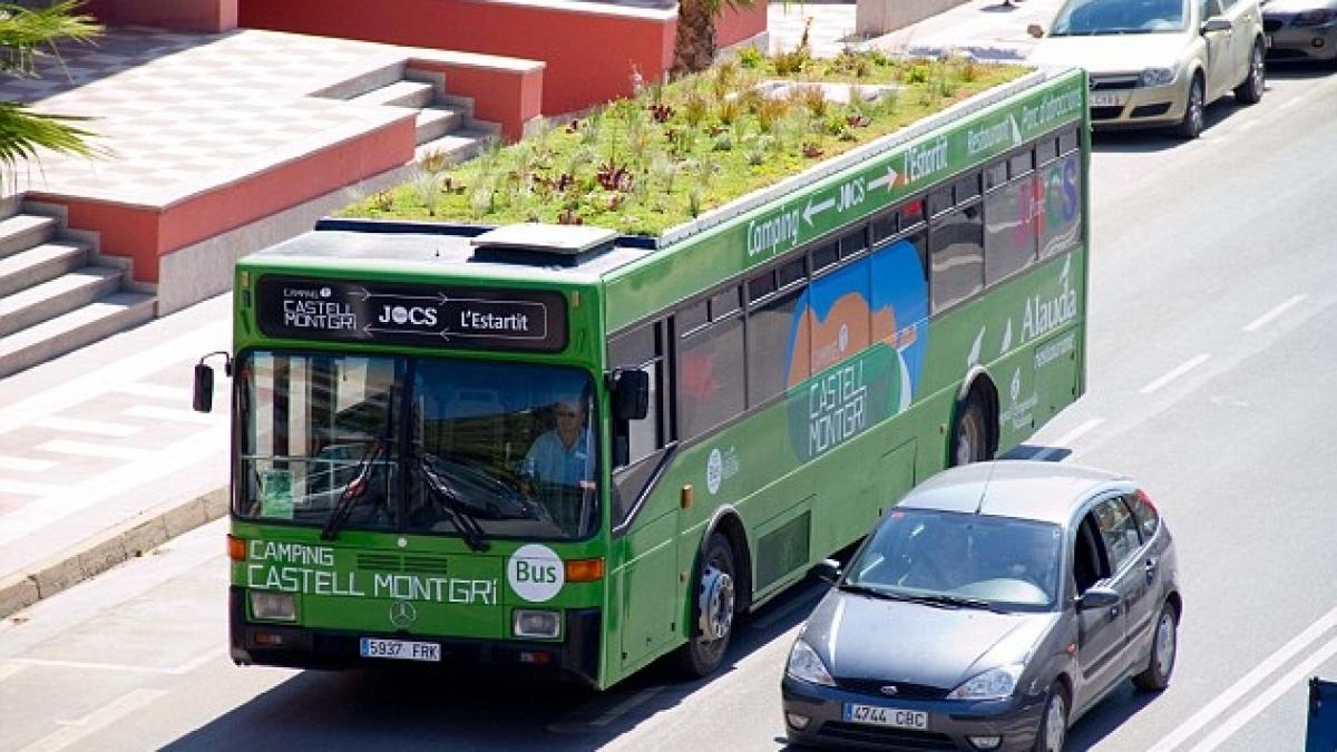 &quot;Plămânii unui oraş trebuie să crească în acelaşi timp cu populaţia sa&quot;. Spaniolii au autobuze cu grădini pe acoperiş