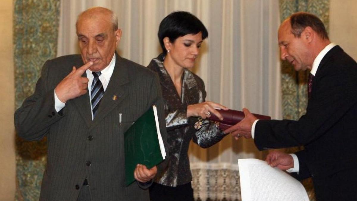 Sinteza zilei - imagini document: Momentul în care marele disident Vasile Paraschiv refuză distincţia înmânată de Băsescu