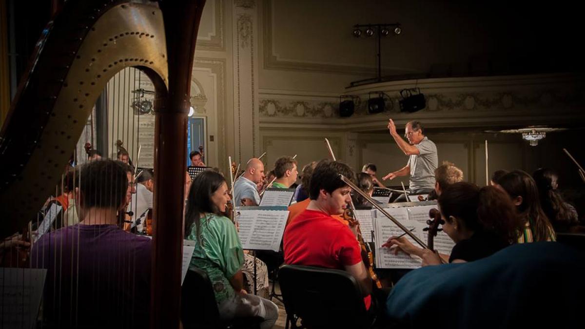 Lawrence Foster dirijează Orchestra Română de Tineret, una dintre cele mai apreciate orchestre româneşti, la Festivalul George Enescu 