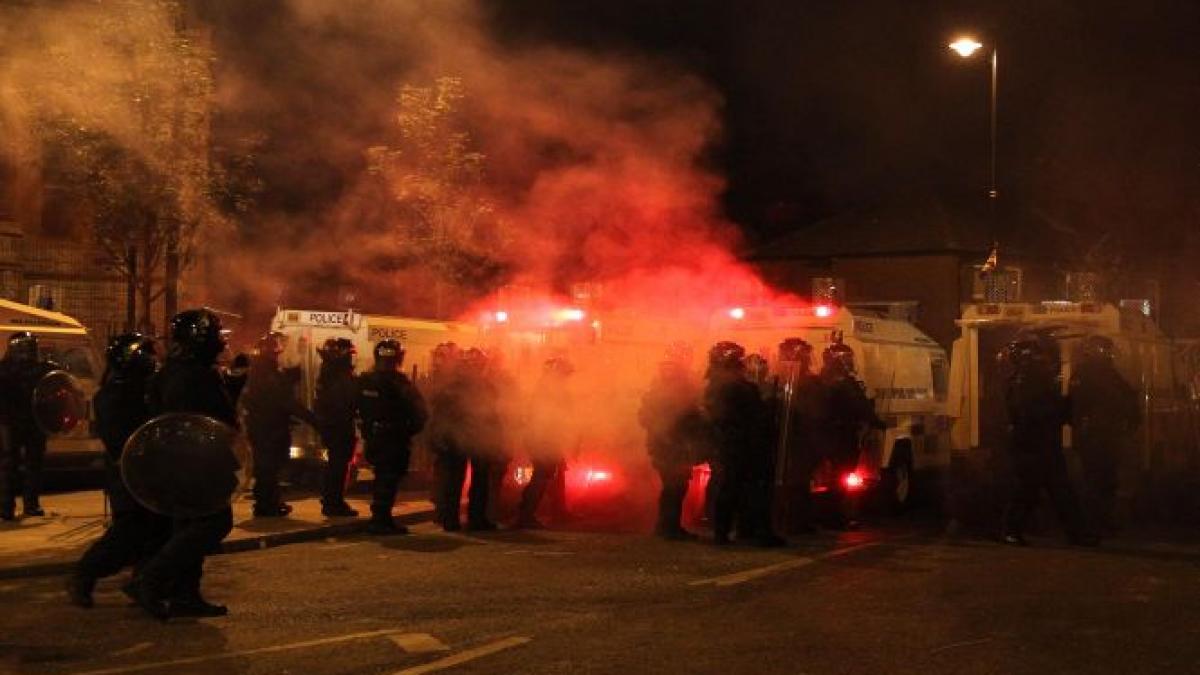 Proteste violente la Belfast. Opt poliţişti au fost răniţi şi zeci de persoane au fost arestate