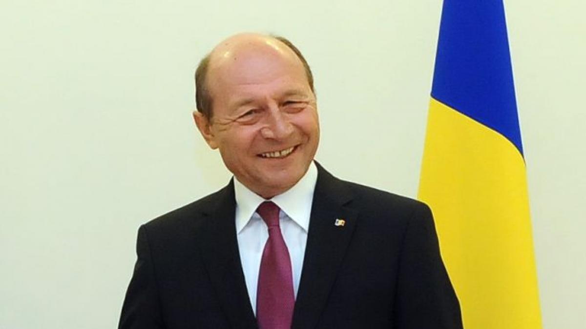 Băsescu, întrebat de jurnalişti ce face în week-end: &quot;Încerc şi eu să trăiesc, fără voi dacă se poate&quot;