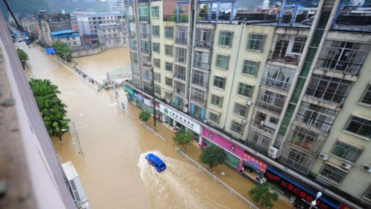 Inundaţii în China. O persoană a murit şi alte 34.000 au fost evacuate din calea apelor