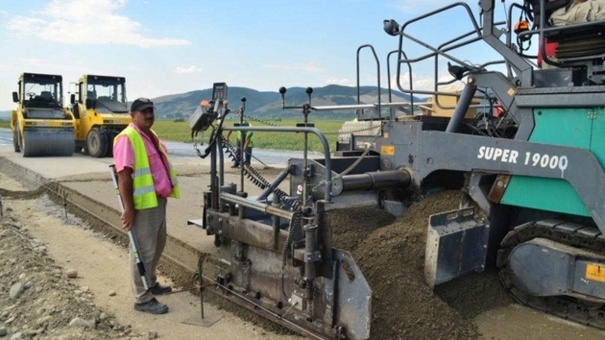 În acest judeţ nu s-au mai construit drumuri din '89. Primul tronson, realizat FĂRĂ fonduri publice, după 24 de ani