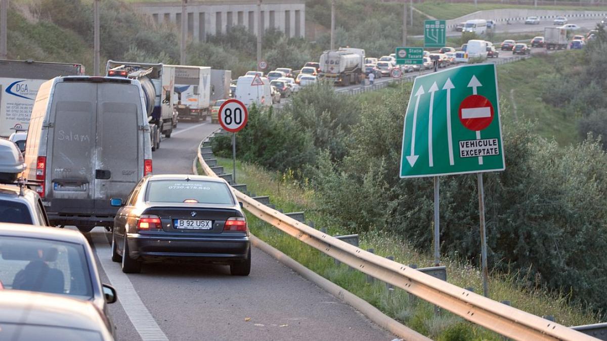 Lungul drum spre casă. Cozi de 15 kilometri pe Autostrada Soarelui. Cum au &quot;uşurat&quot; poliţiştii situaţia