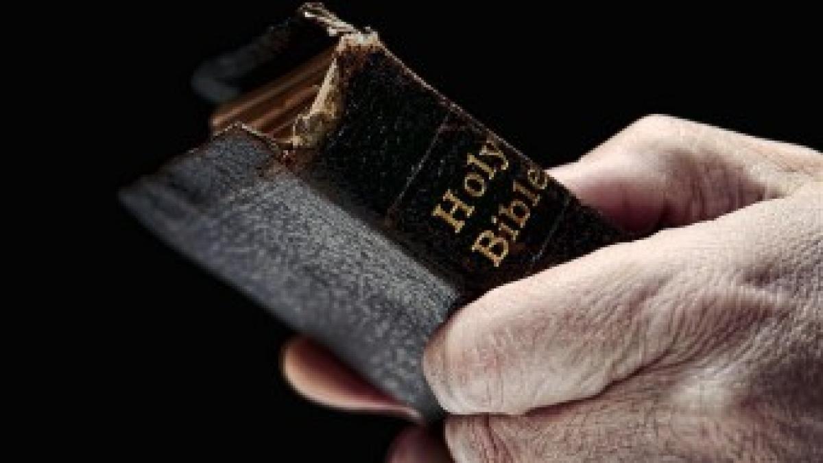 Ce ţi se întâmplă dacă citeşti BIBLIA în această ţară. &quot;I-au feliat pur şi simplu degetele de la mâna care atinsese Scriptura&quot;