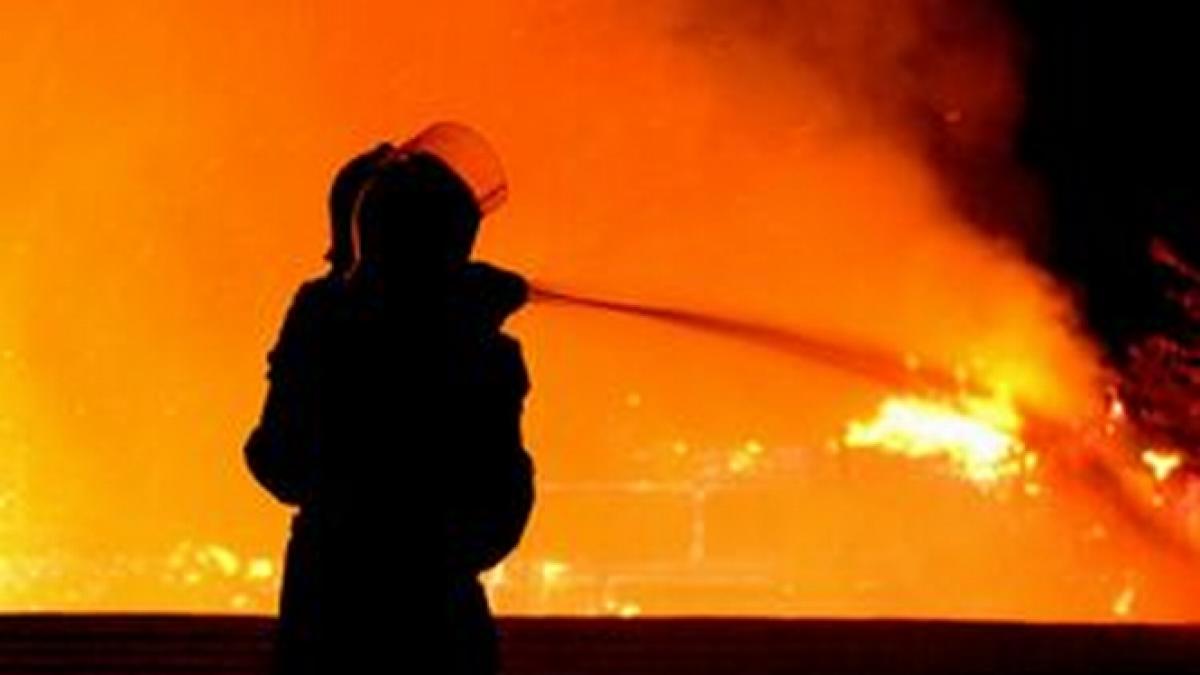 Pericol de explozie în Slatina, după un incendiu la o fabrică de vopsele