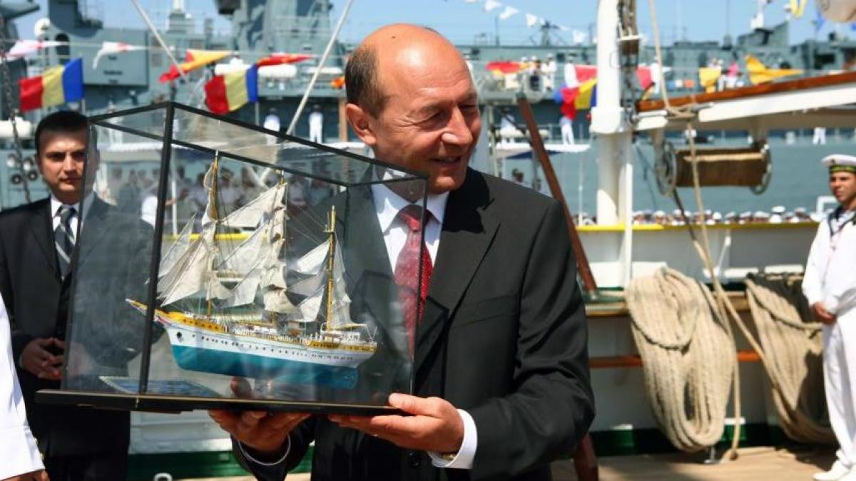 Băsescu îşi pregăteşte întoarcerea pe mare. A început cursurile pentru reconfirmarea brevetului de comandant de navă