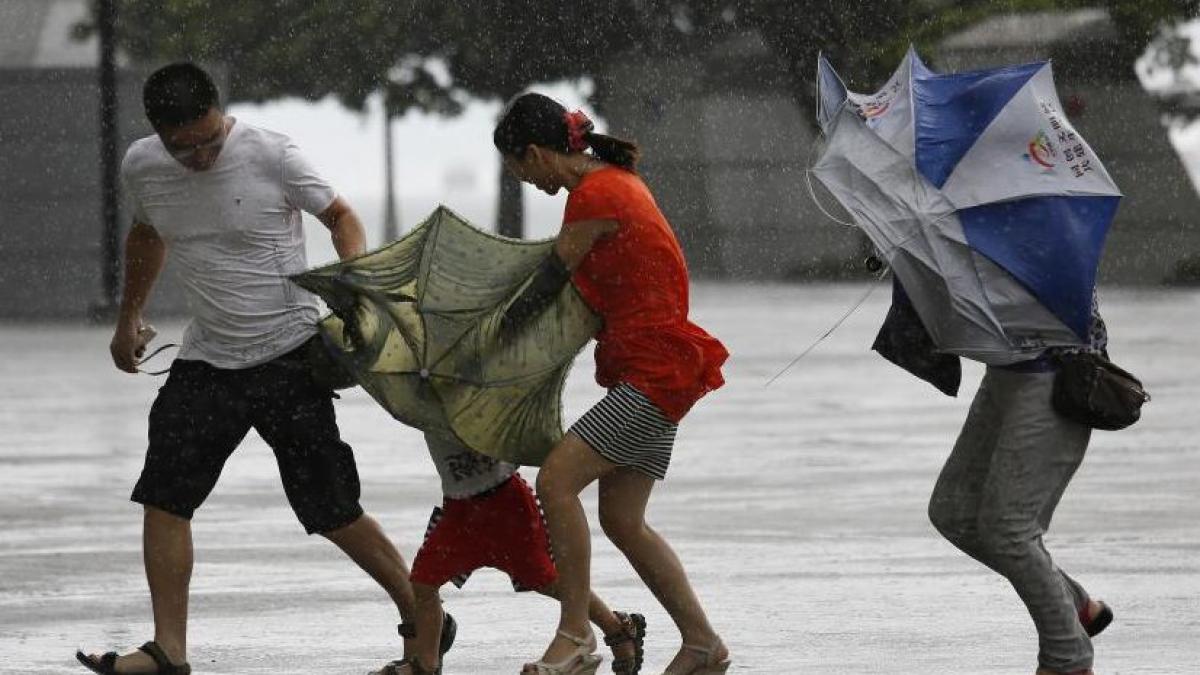 Hong Kong, paralizat sub furia taifunului Utor. Şcolile, birourile şi Bursa de Valori au fost închise