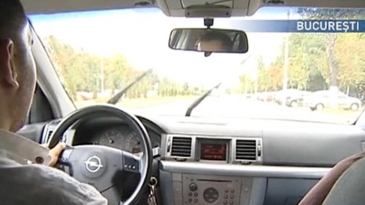 Taxi gratuit în Bucureşti. Un tânăr transportă persoane cu probleme financiare, fără să le ceară bani