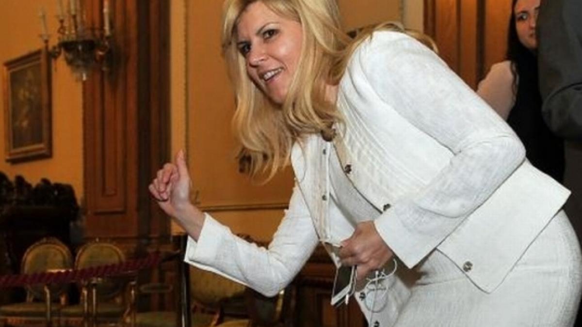 Elena Udrea e bună la toate. A rupt gura târgului cu o învârtită în Maramureş