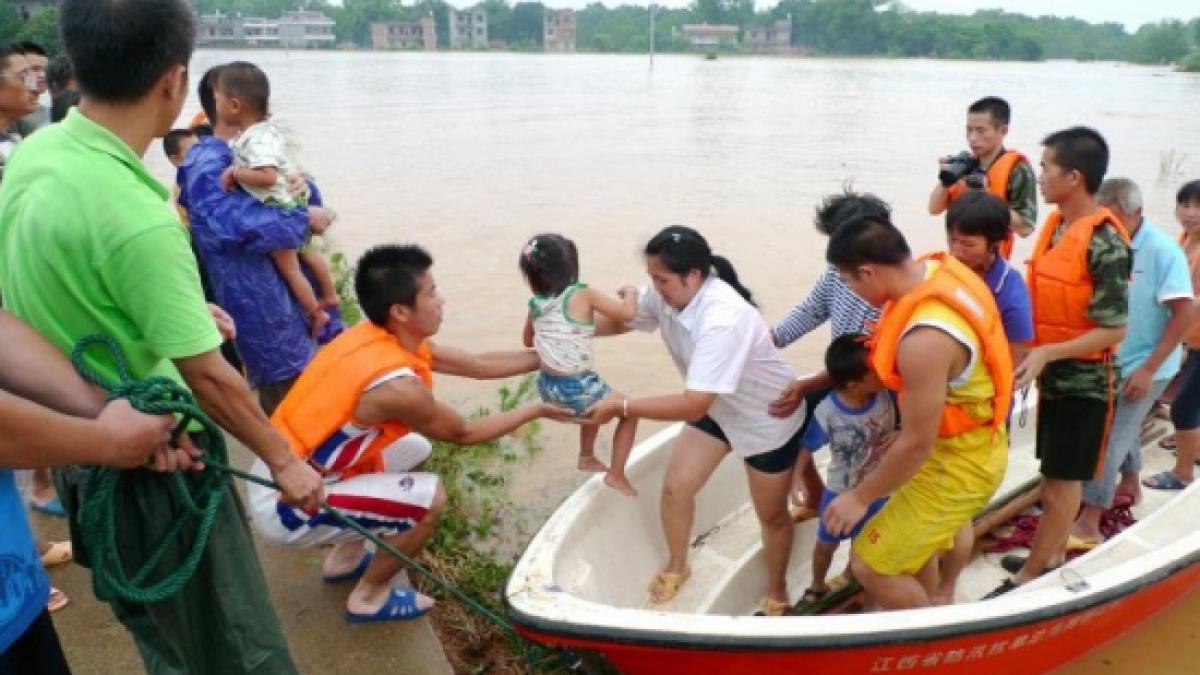 Cel puţin 25 de morţi şi 140.000 de persoane evacuate în China, din cauza inundaţiilor