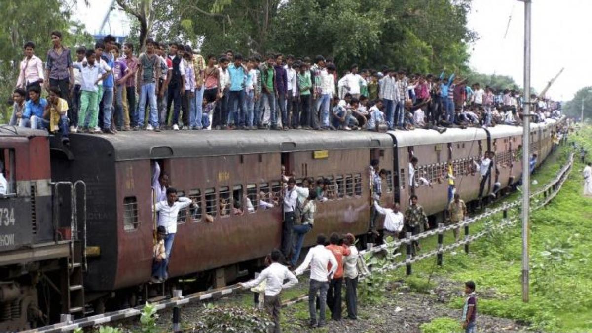 India: Cel puţin 35 de pelerini hinduşi au murit loviţi de tren în timp ce traversau liniile ferate