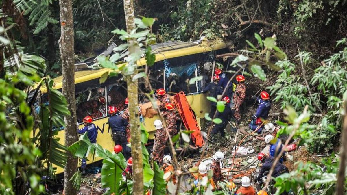 Tragedie în Malaysia: Cel puţin 37 de morţi după ce un autocar s-a răsturnat într-o prăpastie