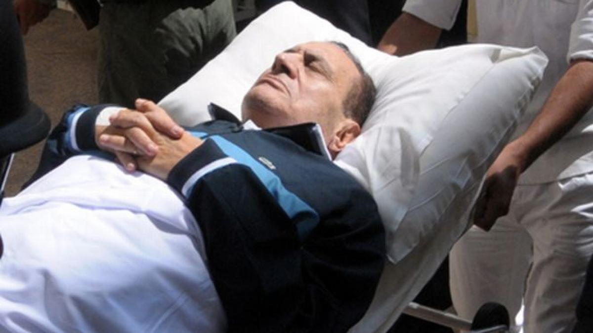 Hosni Mubarak a fost luat cu elicopterul din penitenciar şi mutat într-un spital militar