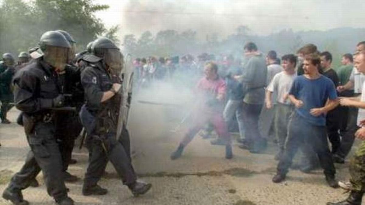 Mii de oameni, la proteste împotriva romilor în Cehia. 100 de persoane au fost arestate