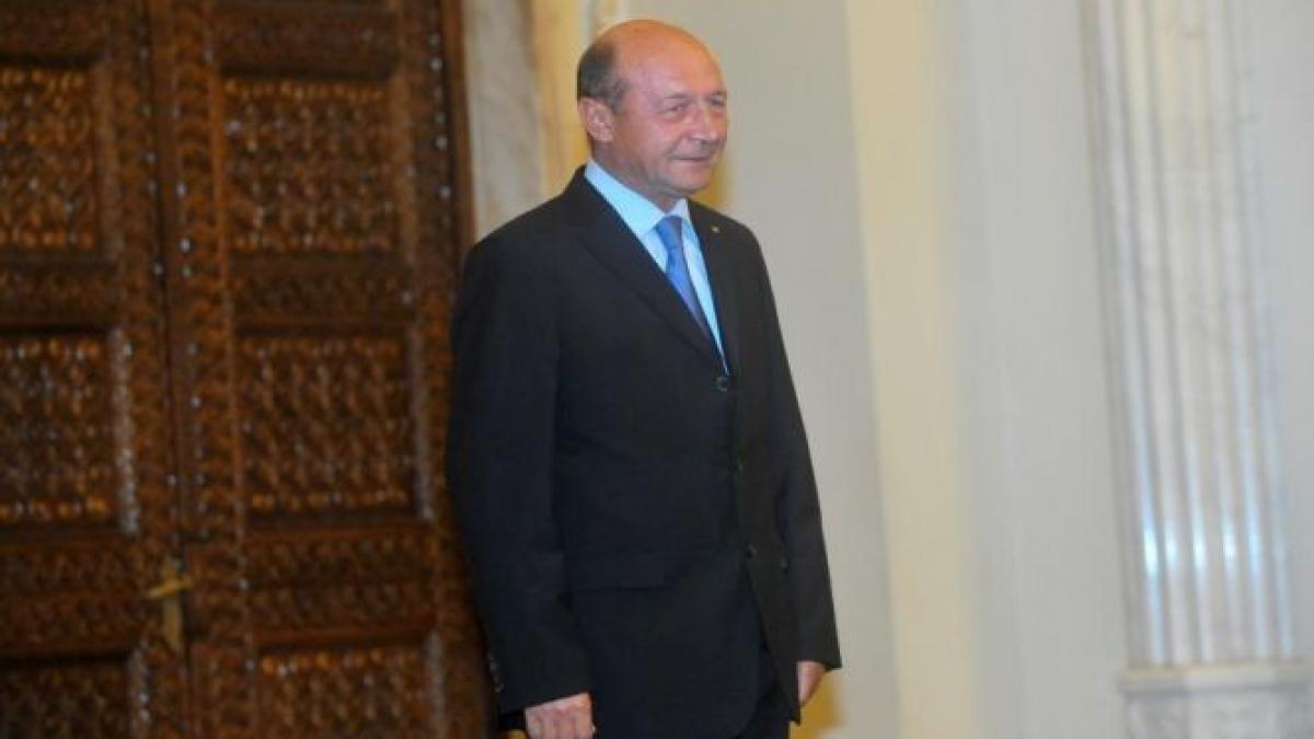 Preşedintele Băsescu a decorat mai multe instituţii din Muntenegru pentru intervenţia în salvarea românilor