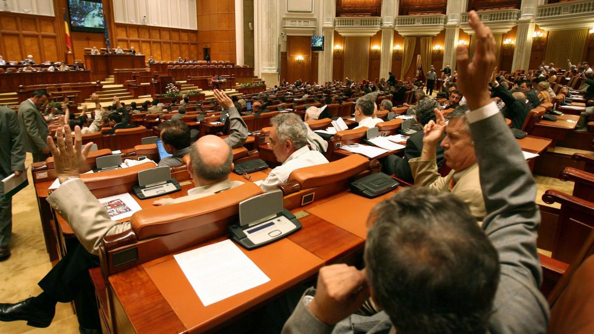 Cu o mână face concedieri, cu cealaltă risipeşte milioane de euro pe propriile cheltuieli. Executivul a postat oferte pentru achiziţionare de programe informatice 