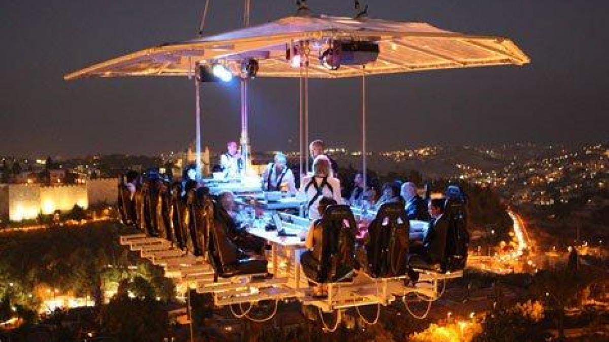 Bucureştenii pot lua cina la 50 de metri deasupra Capitalei. Dinner in the sky, în centrul vechi al Bucureştiului