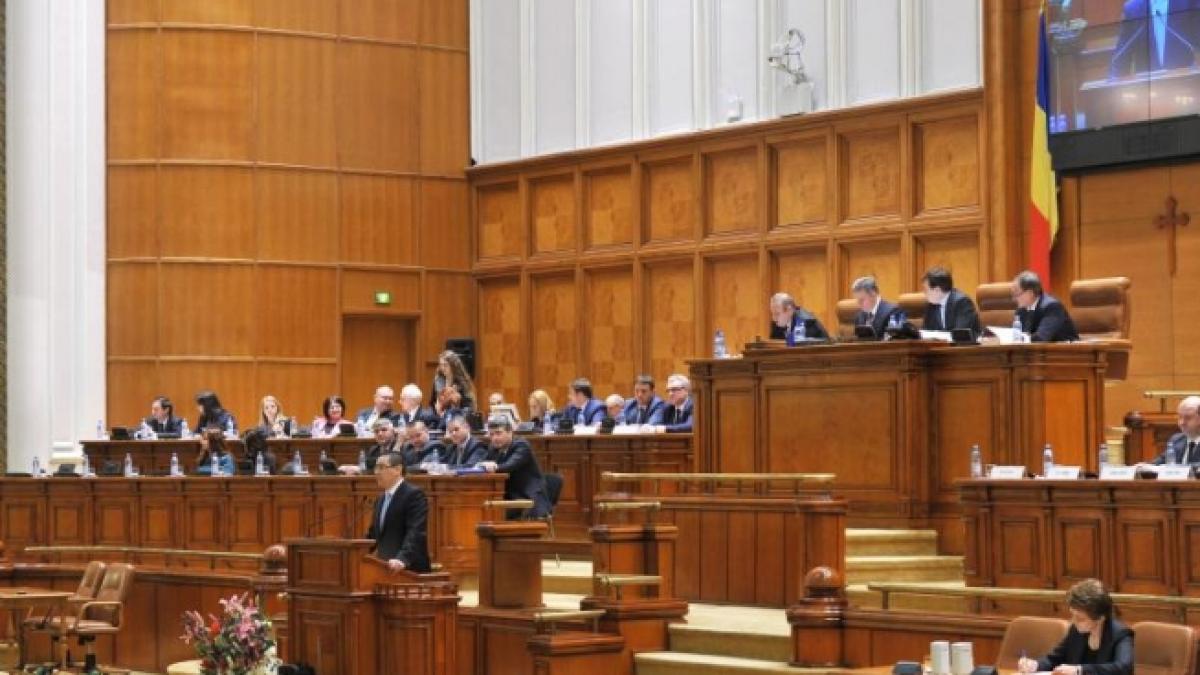 A doua sesiune ordinară a Parlamentului începe luni. Priorităţi: regionalizarea şi modificarea Constituţiei