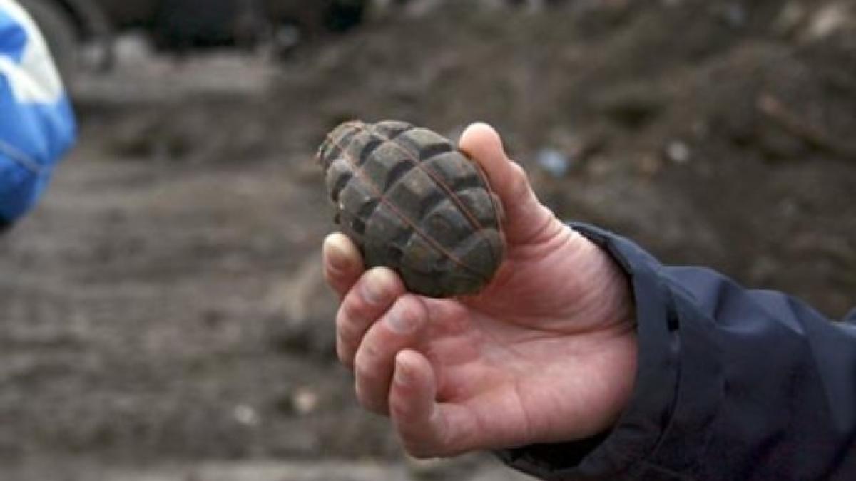 Beat criţă, un bărbat a aruncat în maşina poliţiştilor de la Rutieră o GRENADĂ. Cum s-a terminat totul