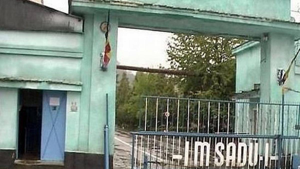 Fostul director al fabricii de armament de la Sadu a fost reţinut. Alţi doi şefi ai uzinei mecanice, urmăriţi penal