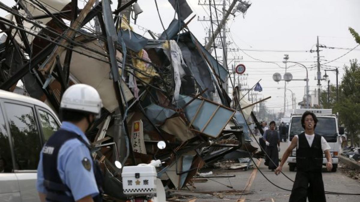 Japonezi se confruntă cu efectele devastatoare ale tornadelor şi ploilor torenţiale