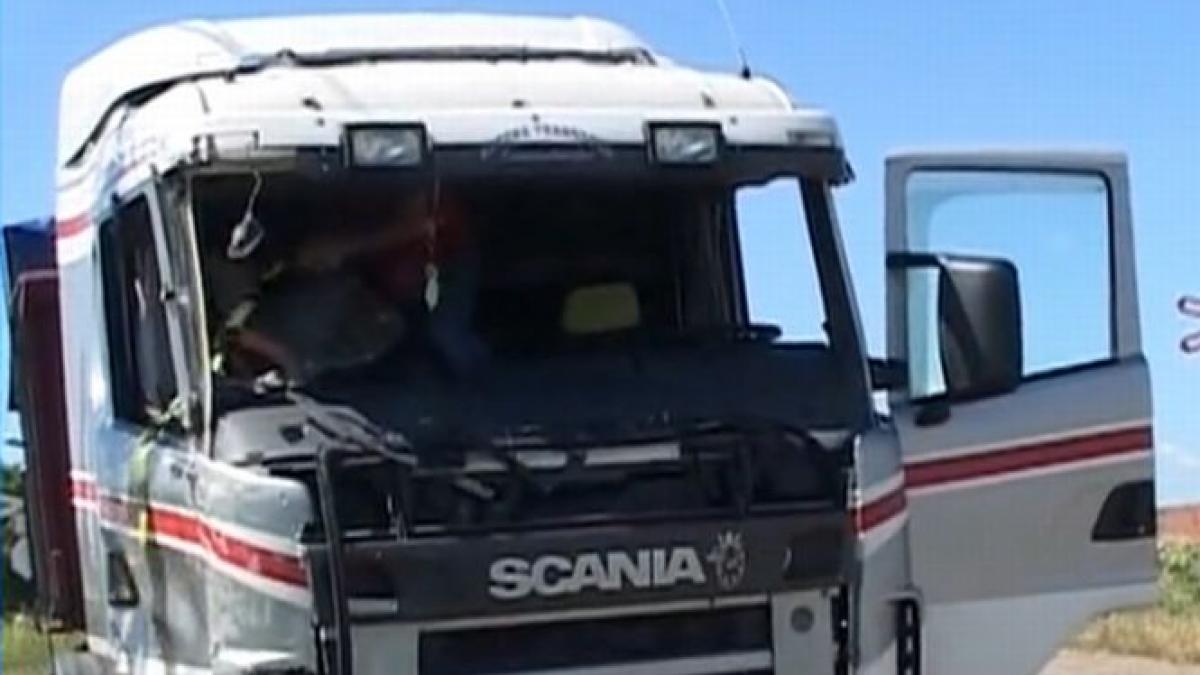 Pericol de explozie la Iaşi. Un TIR scăpat de sub control a intrat în curtea unei case şi a rupt o conductă de gaze