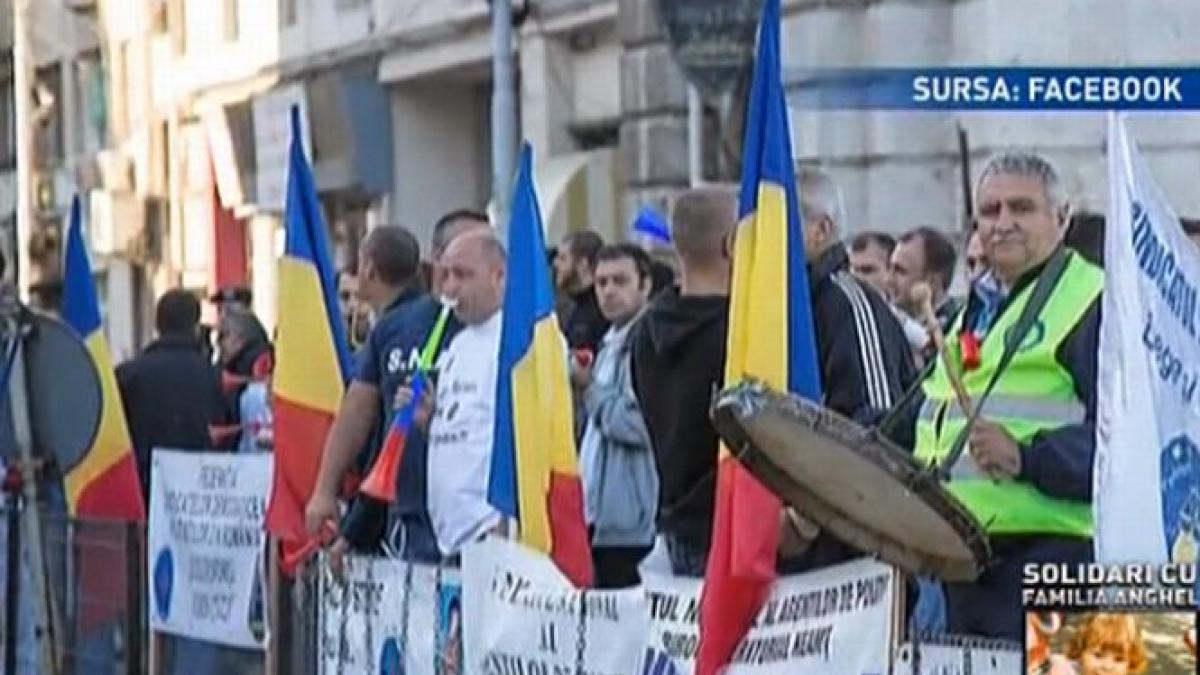 Poliţiştii protestează în faţa Ministerului de Interne. Aflaţi care sunt nemulţumirile protestatarilor