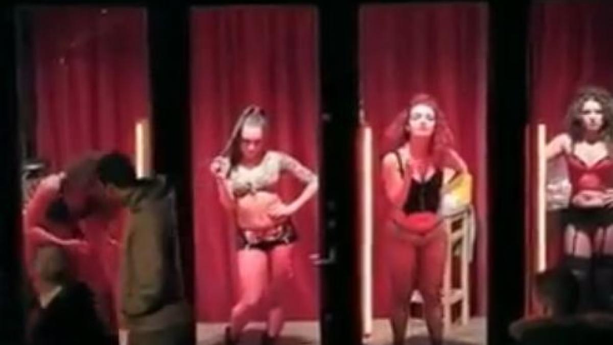 Mesajul tulburător care a apărut pe &quot;strada roşie&quot; din Amsterdam. Trecătorii se aşteptau la un show erotic